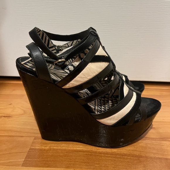Jessica Simpson Black & Cream Platform Heels - GUC! - Picture 4 of 7